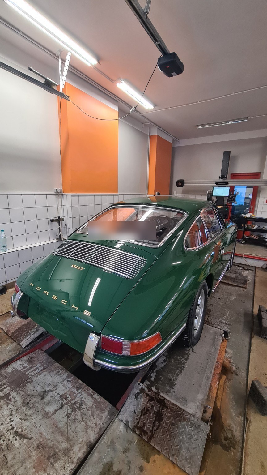 Roheline Porsche Ränikivi Autoteeninduse sillastendi kanalil